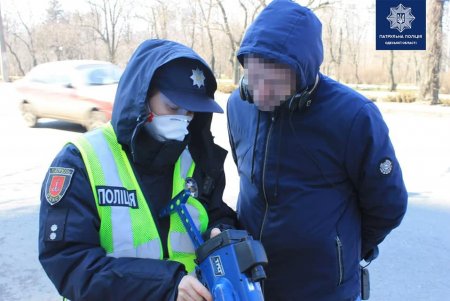 На проспекте Шевченко с помощью устройства TruCAM патрульные зафиксировали семь нарушителей скорости