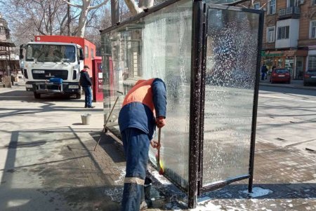 Коммунальщики помыли Потемкинскую лестницу и провели дезинфекцию на остановках общественного транспорта (фото)