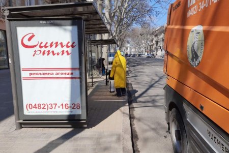 Коммунальщики помыли Потемкинскую лестницу и провели дезинфекцию на остановках общественного транспорта (фото)