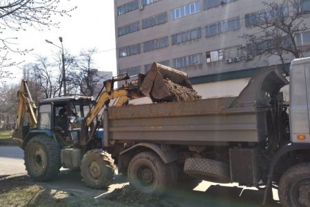 Коммунальщики помыли Потемкинскую лестницу и провели дезинфекцию на остановках общественного транспорта (фото)
