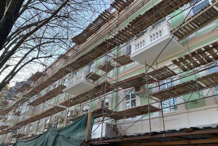 В историческом центре города ремонтируют фасады и крыши старинных зданий (фото)