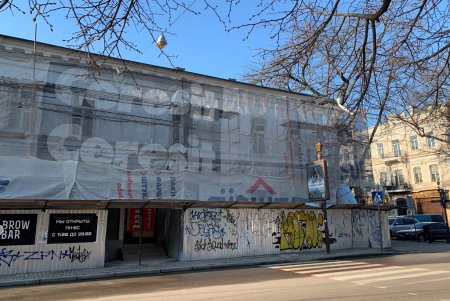 В историческом центре города ремонтируют фасады и крыши старинных зданий (фото)