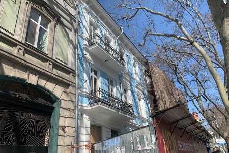 В историческом центре города ремонтируют фасады и крыши старинных зданий (фото)