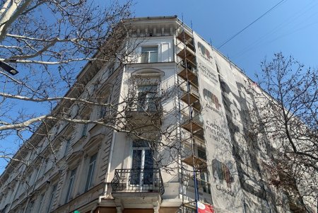 В историческом центре города ремонтируют фасады и крыши старинных зданий (фото)