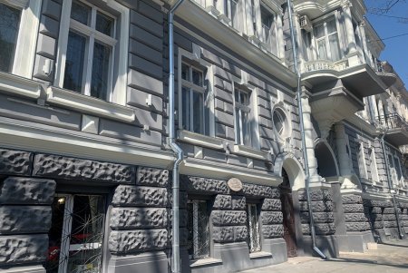 В историческом центре города ремонтируют фасады и крыши старинных зданий (фото)