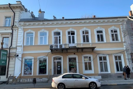 В историческом центре города ремонтируют фасады и крыши старинных зданий (фото)