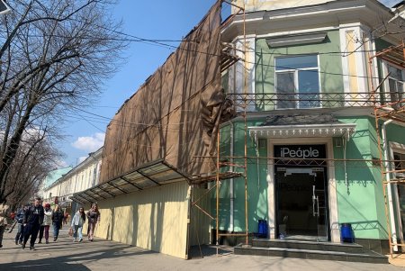 В историческом центре города ремонтируют фасады и крыши старинных зданий (фото)