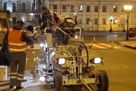 На Екатерининской обновили дорожную разметку с помощью новой технологии (фото)