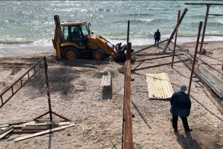 В Черноморском снесли незаконные постройки на пляже и освободили людям доступ на побережье (фото)