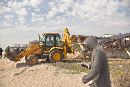 В Черноморском снесли незаконные постройки на пляже и освободили людям доступ на побережье (фото)