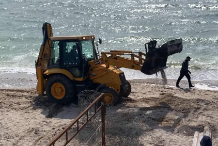 В Черноморском снесли незаконные постройки на пляже и освободили людям доступ на побережье (фото)