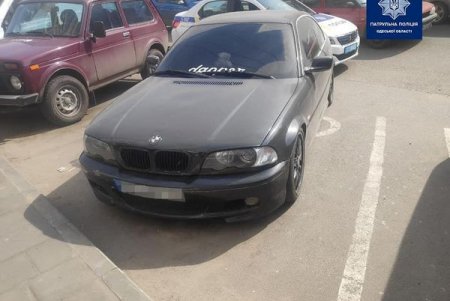 Одесским водителям выписали штрафы за парковку на местах для лиц с инвалидностью, а одно авто эвакуировали
