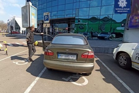 Одесским водителям выписали штрафы за парковку на местах для лиц с инвалидностью, а одно авто эвакуировали