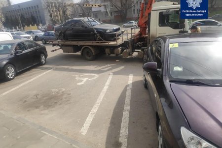 Одесским водителям выписали штрафы за парковку на местах для лиц с инвалидностью, а одно авто эвакуировали