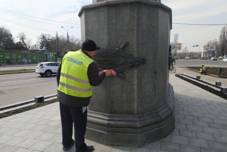 Коммунальщики привели в порядок три памятника и бювет в Суворовском районе (фото)