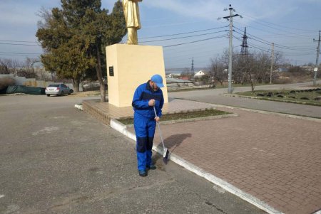 Коммунальщики привели в порядок три памятника и бювет в Суворовском районе (фото)