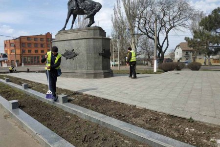 Коммунальщики привели в порядок три памятника и бювет в Суворовском районе (фото)