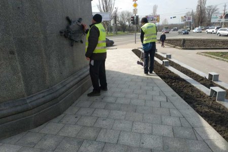 Коммунальщики привели в порядок три памятника и бювет в Суворовском районе (фото)
