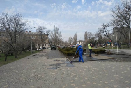 Коммунальщики привели в порядок три памятника и бювет в Суворовском районе (фото)