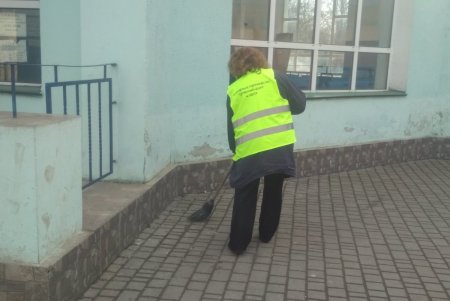 Коммунальщики привели в порядок три памятника и бювет в Суворовском районе (фото)