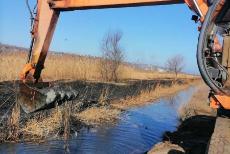 Дорожники расчищают Буферный пруд, Румынский канал и Куяльницкие канавы во избежание подтопления жилых микрорайонов (фото)