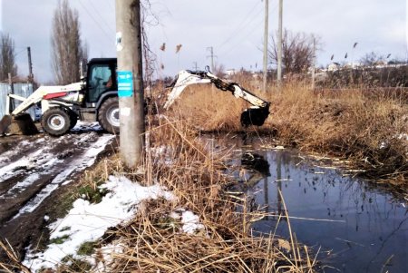 Дорожники расчищают Буферный пруд, Румынский канал и Куяльницкие канавы во избежание подтопления жилых микрорайонов (фото)