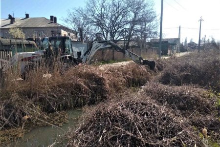 Дорожники расчищают Буферный пруд, Румынский канал и Куяльницкие канавы во избежание подтопления жилых микрорайонов (фото)