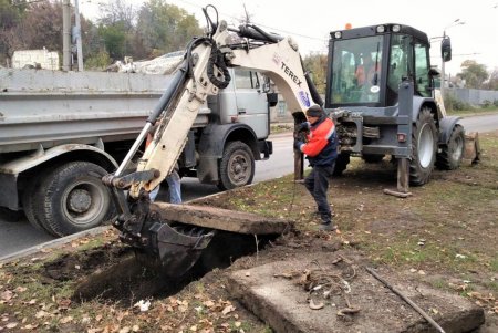 Дорожники расчищают Буферный пруд, Румынский канал и Куяльницкие канавы во избежание подтопления жилых микрорайонов (фото)