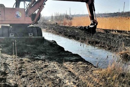 Дорожники расчищают Буферный пруд, Румынский канал и Куяльницкие канавы во избежание подтопления жилых микрорайонов (фото)