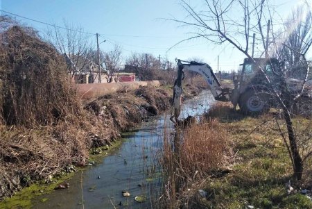 Дорожники расчищают Буферный пруд, Румынский канал и Куяльницкие канавы во избежание подтопления жилых микрорайонов (фото)