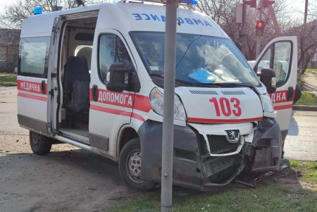 В Подольске столкнулись два легковых автомобиля и машина скорой помощи (фото)