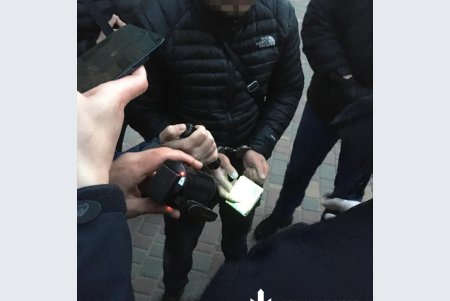 Полицейский вымогал взятку от одесситки, изготовлявшей и распространявшей порнографию (фото)