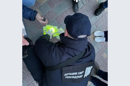 Полицейский вымогал взятку от одесситки, изготовлявшей и распространявшей порнографию (фото)