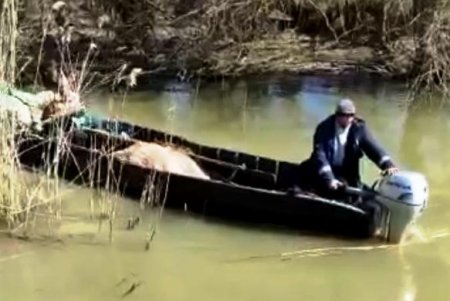 Пьяный рыбак на моторной лодке прятался от полиции в камышах недалеко от Вилково (фото, видео)