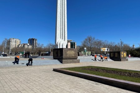Ко Дню освобождения Одессы коммунальщики приводят в порядок и озеленяют мемориальные комплексы города (фото)