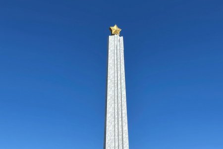 Ко Дню освобождения Одессы коммунальщики приводят в порядок и озеленяют мемориальные комплексы города (фото)