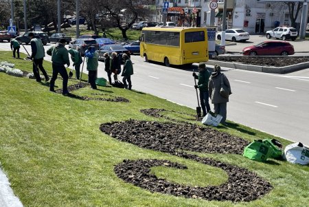 Ко Дню освобождения Одессы коммунальщики приводят в порядок и озеленяют мемориальные комплексы города (фото)
