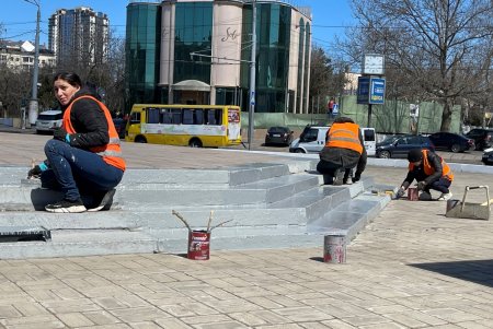 Ко Дню освобождения Одессы коммунальщики приводят в порядок и озеленяют мемориальные комплексы города (фото)
