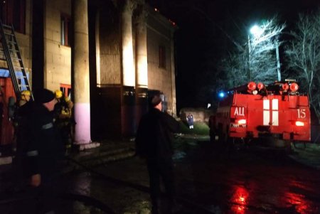 В Березовском районе несколько часов тушили масштабный пожар в здании бывшего дома культуры (фото)