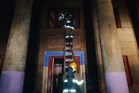 В Березовском районе несколько часов тушили масштабный пожар в здании бывшего дома культуры (фото)