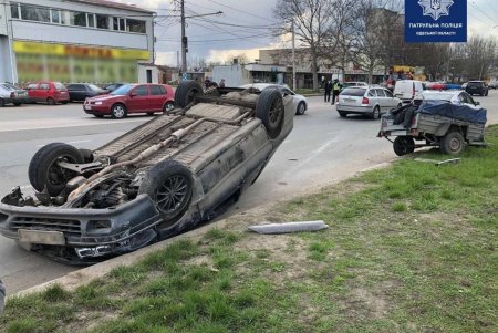 На Столбовой столкнулись две иномарки: одна из машин перевернулась (фото)