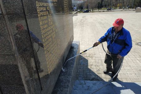Накануне Дня освобождения Одессы мемориал «Крылья Победы» блестит от чистоты (фото)