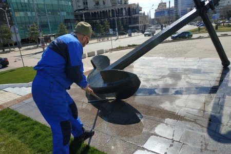 Накануне Дня освобождения Одессы мемориал «Крылья Победы» блестит от чистоты (фото)