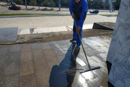 Накануне Дня освобождения Одессы мемориал «Крылья Победы» блестит от чистоты (фото)