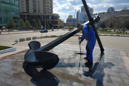 Накануне Дня освобождения Одессы мемориал «Крылья Победы» блестит от чистоты (фото)