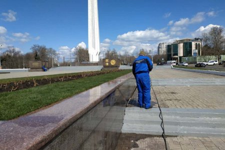Накануне Дня освобождения Одессы мемориал «Крылья Победы» блестит от чистоты (фото)