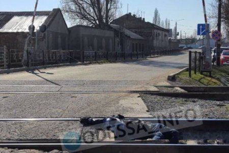 На 7-й Пересыпской мужчина попал под локомотив (фото 18+, обновлено)