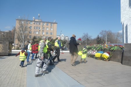 «Помним о подвиге отцов и дедов»: в День освобождения города одесситы возлагали к монументам цветы (фото)