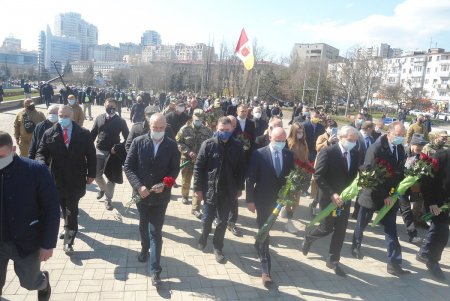 «Помним о подвиге отцов и дедов»: в День освобождения города одесситы возлагали к монументам цветы (фото)