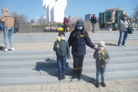 «Помним о подвиге отцов и дедов»: в День освобождения города одесситы возлагали к монументам цветы (фото)